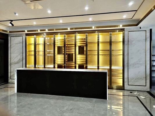ホテルのレストランはガラス壁 ワイン貯蔵室 ガラスのワインの貯蔵の